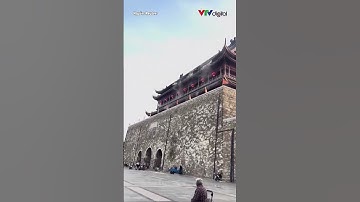 Tòa tháp 600 năm tuổi ở Trung Quốc bất ngờ đổ sập khiến người dân hoảng loạn bỏ chạy | VTV24