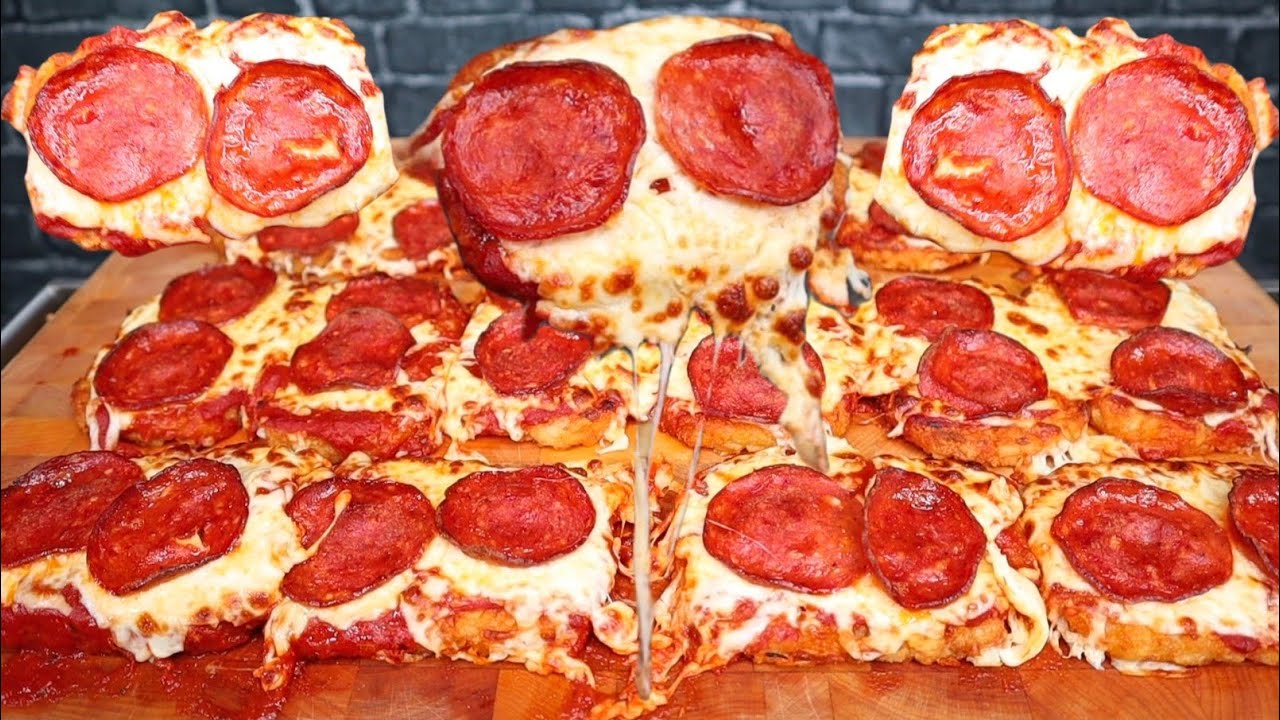 АСМР ест пиццу с хэшбрауном