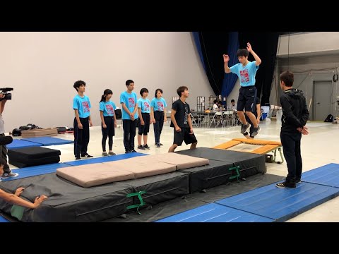 スタントマンの前宙指導でどんどんうまくなる高校生