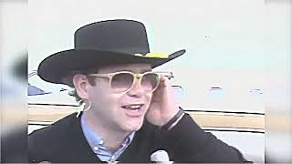 Elton John - Arrives by private plane in Indianapolis on July 18th 1982 during his &quot;Jump Up Tour&quot;