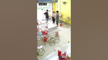 Thấy khách bỏ quên ví, nhân viên lấy cất và cái kết P2