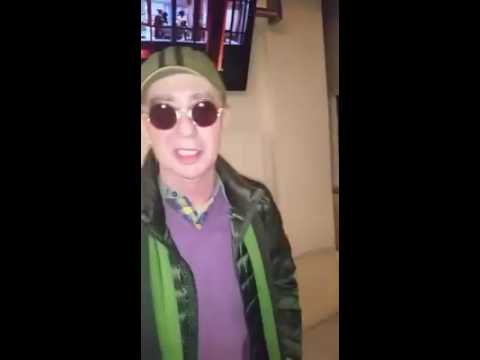 Indio Solari saludando a los chicos de