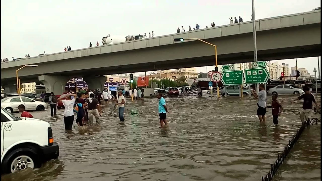Dangerous rain in Jeddah Saudi Arabia 17/11/2015 YouTube