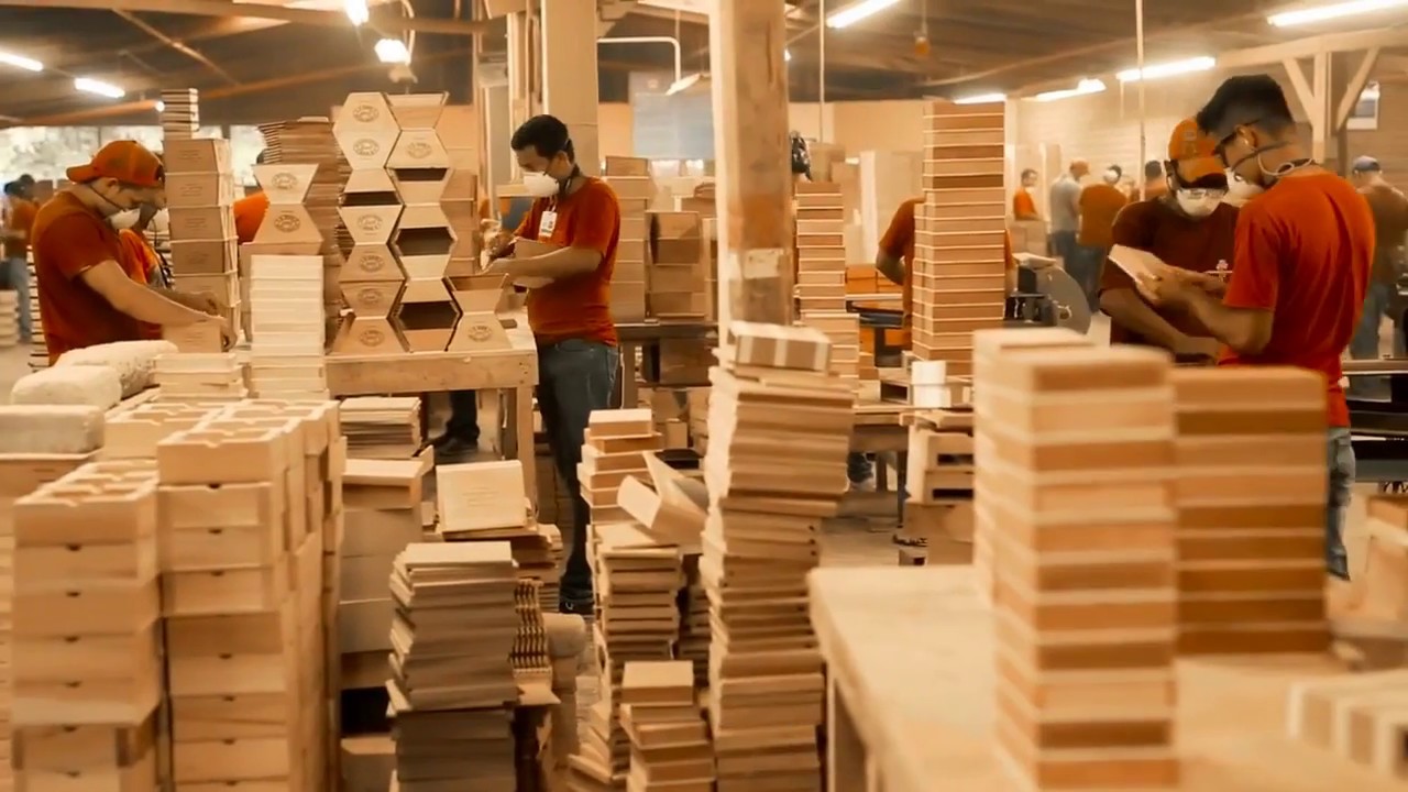 FROM SEED TO HANDMADE CIGAR: Bands & Boxes