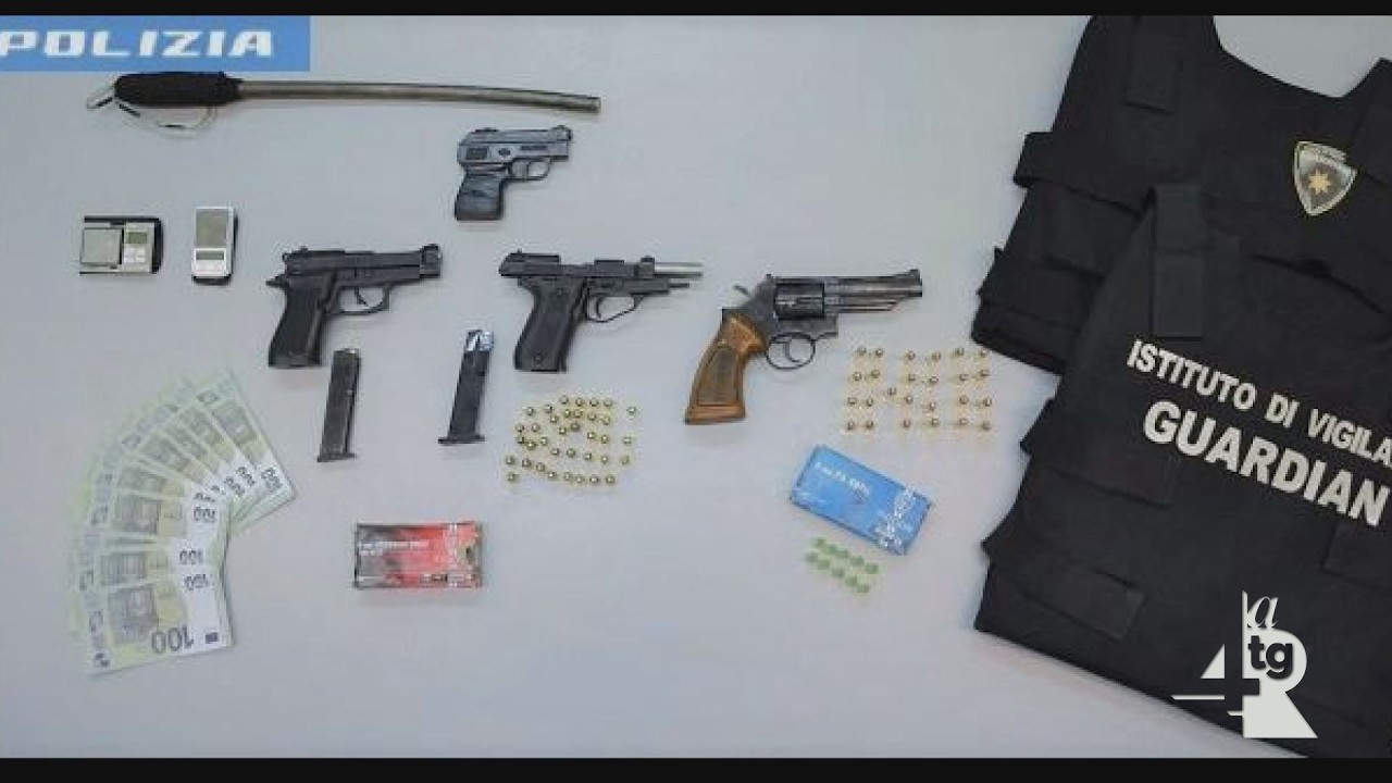 Pistole, giubbotti antiproiettile e denaro falso: arrestato un uomo a Salerno