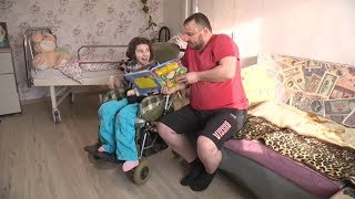 Видео Свернуть горы: отец-одиночка и солнечный ребенок (автор: Телеканал Санкт-Петербург)