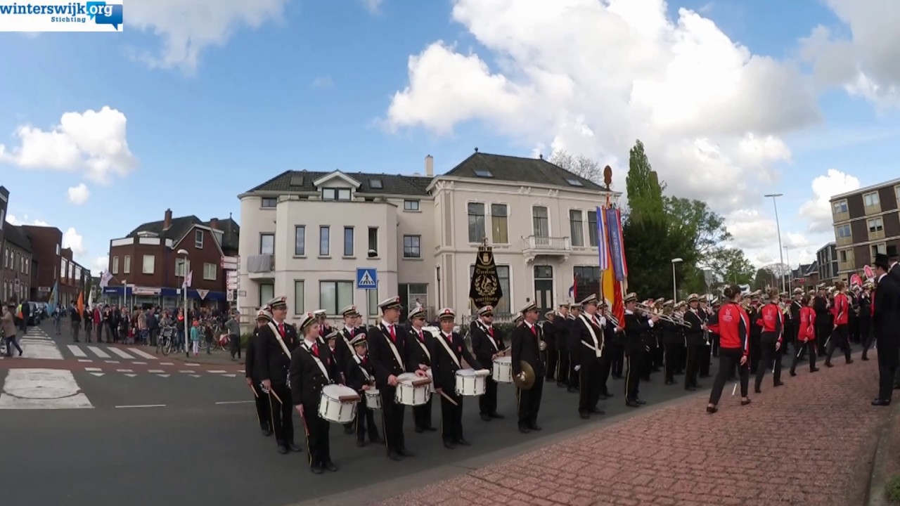 Tussen stop Excelsior rotonde Peperbus met bestuur Volksfeest Winterswijk 27 april 2017