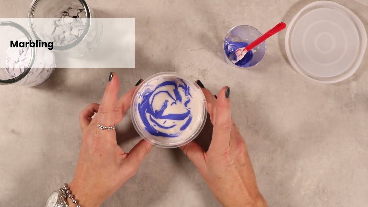 Harzgießen - Rundes Tablett mit Marmorierung in Blau Weiß Original