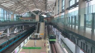 【JR東日本】JR山手線・京浜東北線高輪ゲートウェイ駅の改札階から見るE235系0番台入線シーン　日曜日の昼間閑散としています。