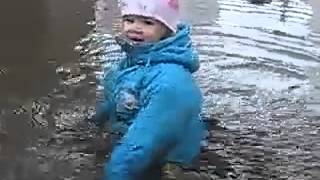 Ребенок в грязи