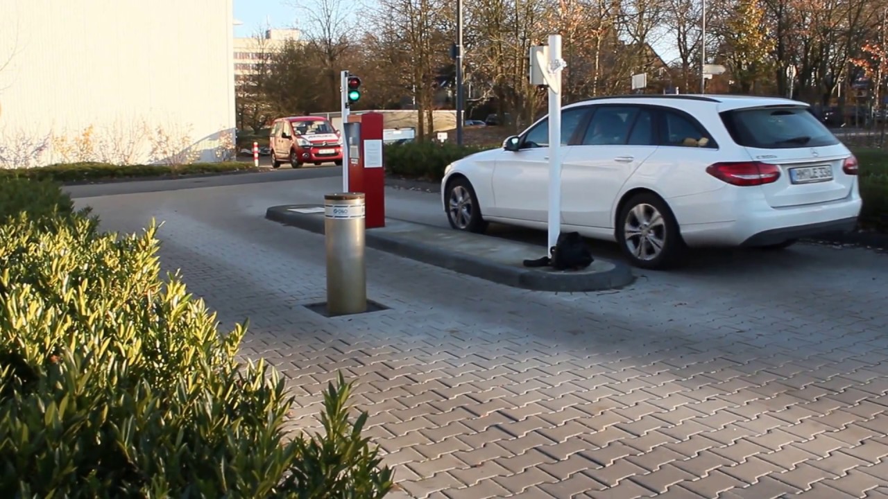 Unigelände Ausfahrt versenkbare Poller 1 I ACOTEC GmbH