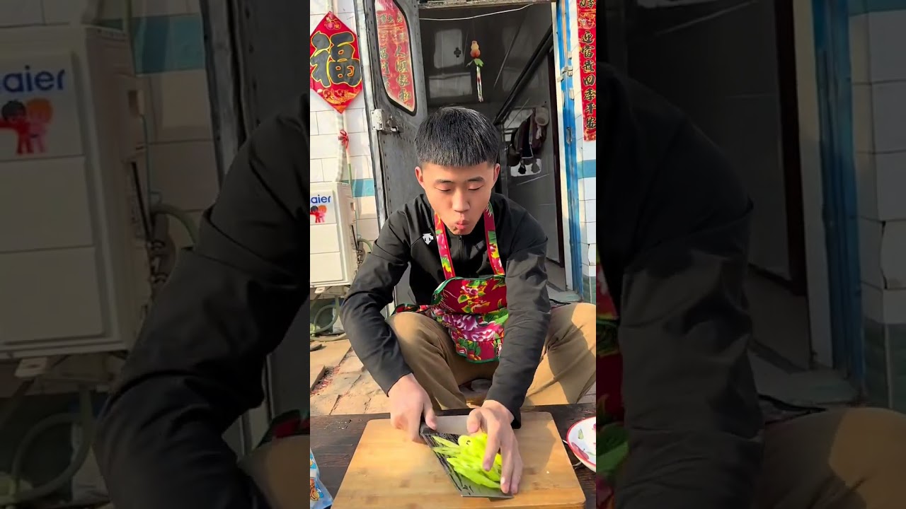 Fried noodles on the 17th day of the first lunar month have a bite and give a thumbs up #R