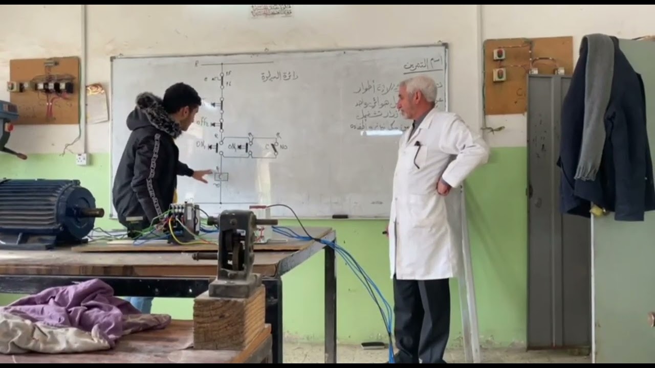 تشغيل محرك ثلاثة أطوار من مكانين واطفائه من مكانين عن طريق موصل هوائي وازرار التشغيل on/off