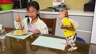 Super monkey! Bibi helps dad cook egg noodles for Xuka!