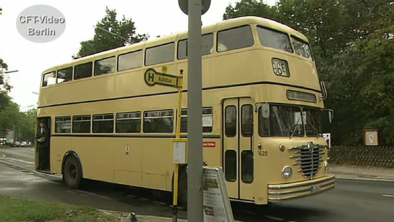 Alte Doppel- und Eindeckerbusse in Berlin