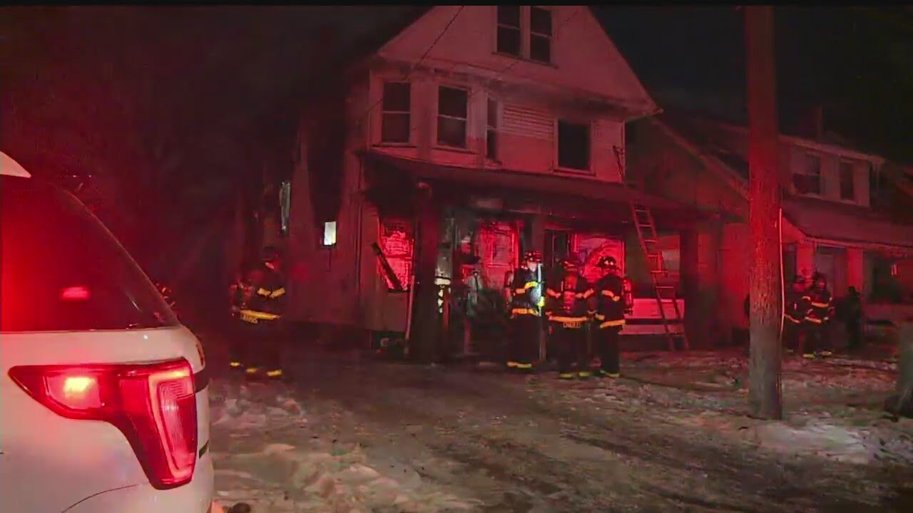 House fire breaks out on Youngstown's West Side - YouTube