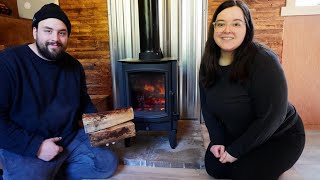 Installation unseres Holzofens in unserer kleinen, netzunabhängigen Hütte im Wald