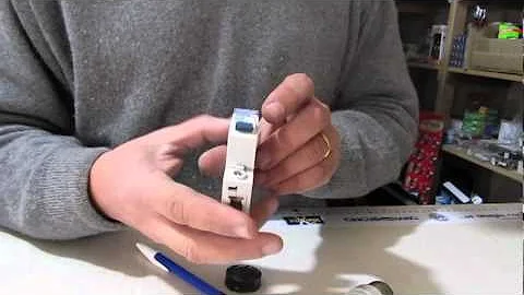 Qual é a diferença entre um fusível e uma chave térmica?