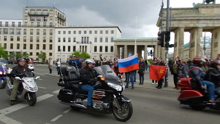 Ночные волки в Берлине 9 мая 2017 у Бранденбургских ворот Ночные волки в Берлине 9 мая 2017 у Бранденбургских ворот