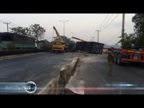Video Tài xế ngủ gật, xe container nằm chắn ngang đường - youtube