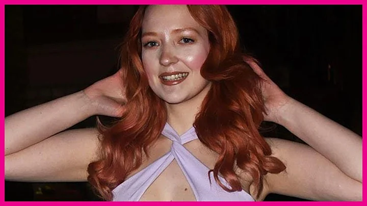 Victoria Clay unleashes assets in cheeky peephole ...