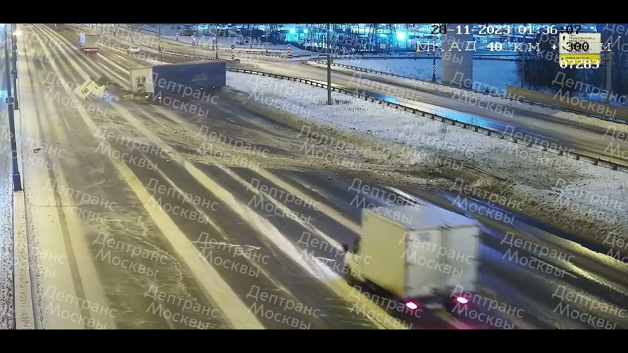 На МКАДе у фуры оторвало кабину - YouTube