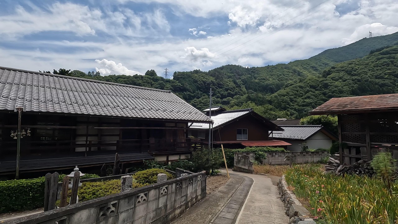 【群馬県上野村】美しい古民家たちが寄り添う清流沿いの街並みを巡る