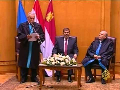 مرسي يحلف اليمين أمام الدستورية العليا