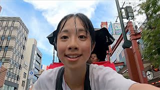 Девушка-рикша толкает 250-килограммовые тележки по улицам Токио