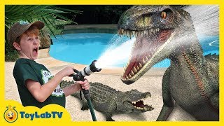 Jurassic World Fallen Kingdom Surprise Toys Hunt & Giant Life Size Dinosaur Water Blaster Showdown