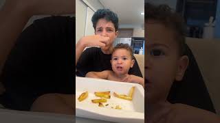 Comendo as batatinhas