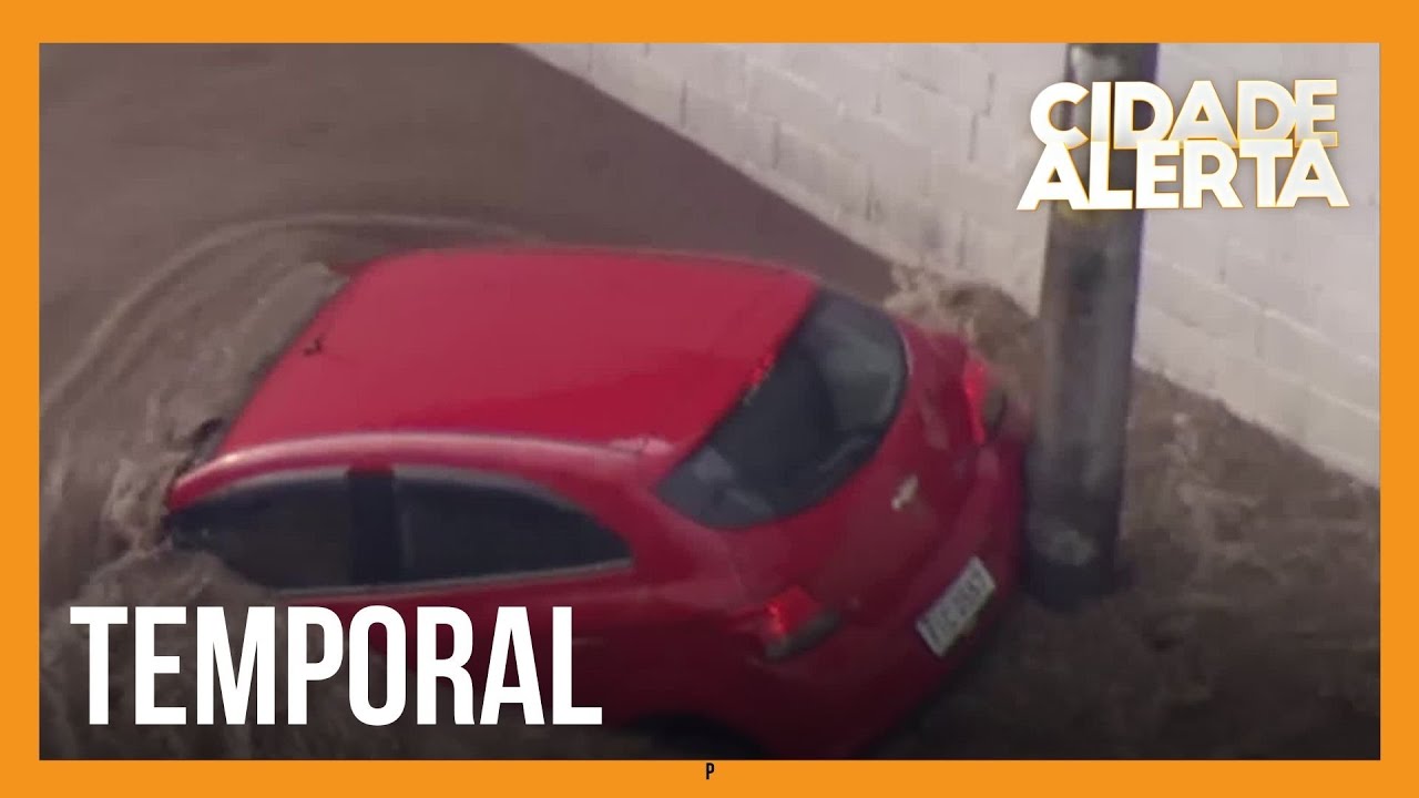 Chuva forte alaga ruas e deixa pessoas ilhadas em SP