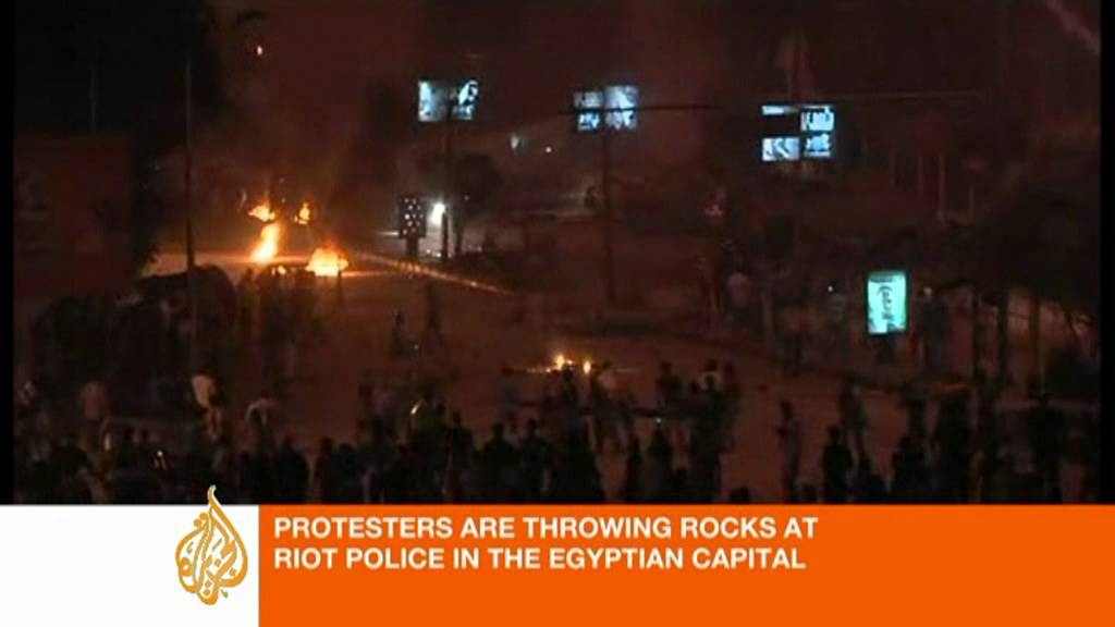 مصريون يقتحمون السفارة الإسرائيلية في القاهرة