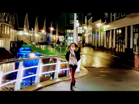 Miljardair bestelde in Arabisch om serveerster uit te lachen... maar antwoord liet hem sprakeloos!