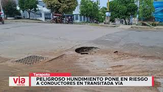 Peligroso hundimiento pone en riesgo a conductores en transitada vía