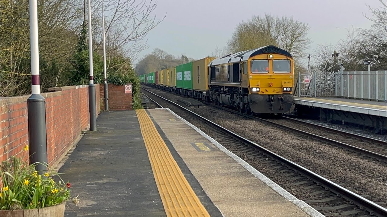 66749 4E21 Felixstowe North Gbrf to Tinsley Yard Gbrf & 195011 calling at platform 1 5/3/2026