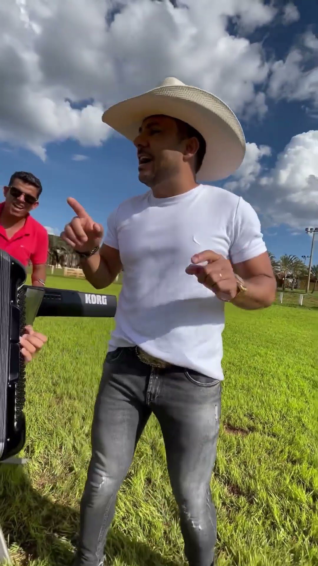 Tbt a mulherada já chegou pra dançar Alejandro cantando com seu pai #boanoiteee #leaozinho