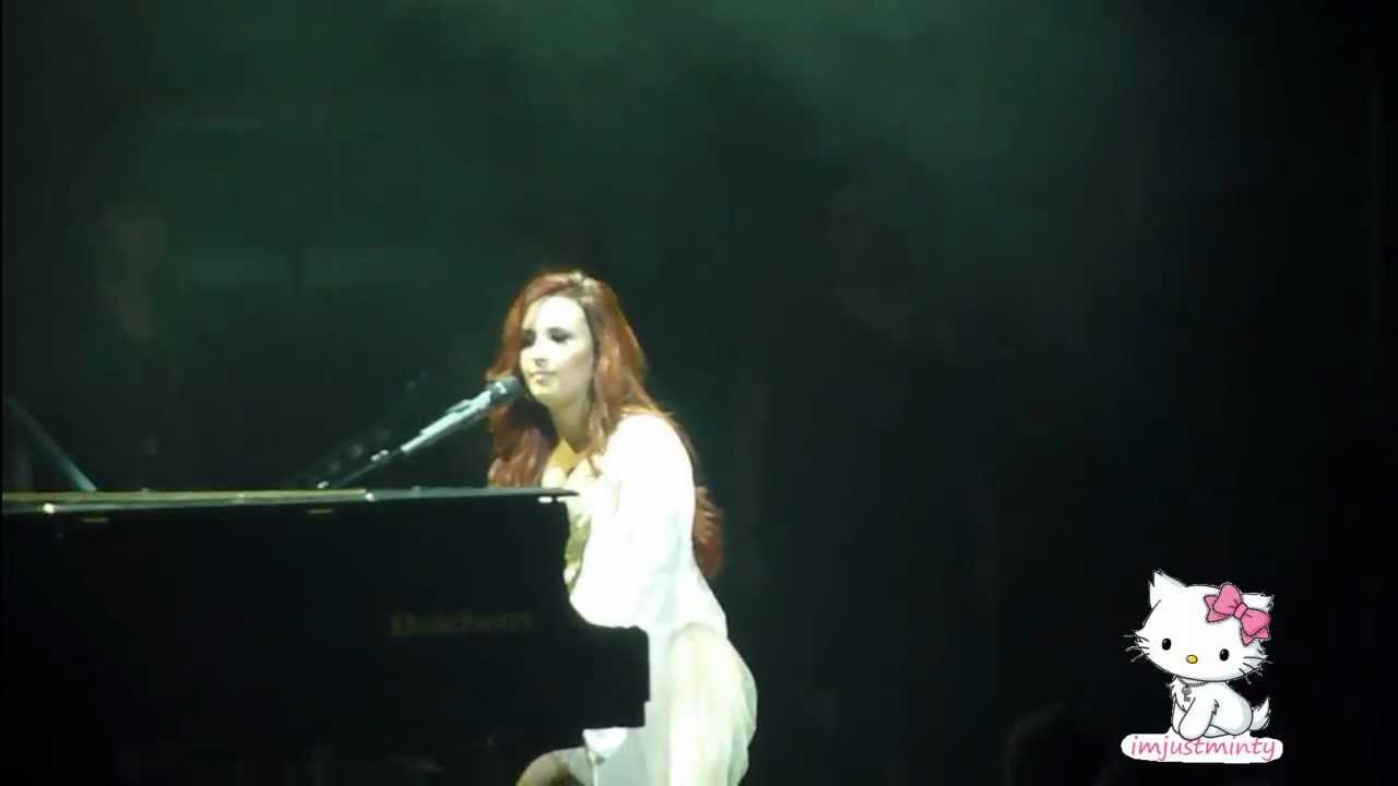 Demi Lovato - Skyscraper LIVE at the Rosemont Theatre in Chicago 12/3/11