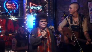 Jeannie C. Riley sings Harper Valley PTA chords