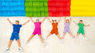 Cinq Enfants Jouent Avec Des Blocs Souples