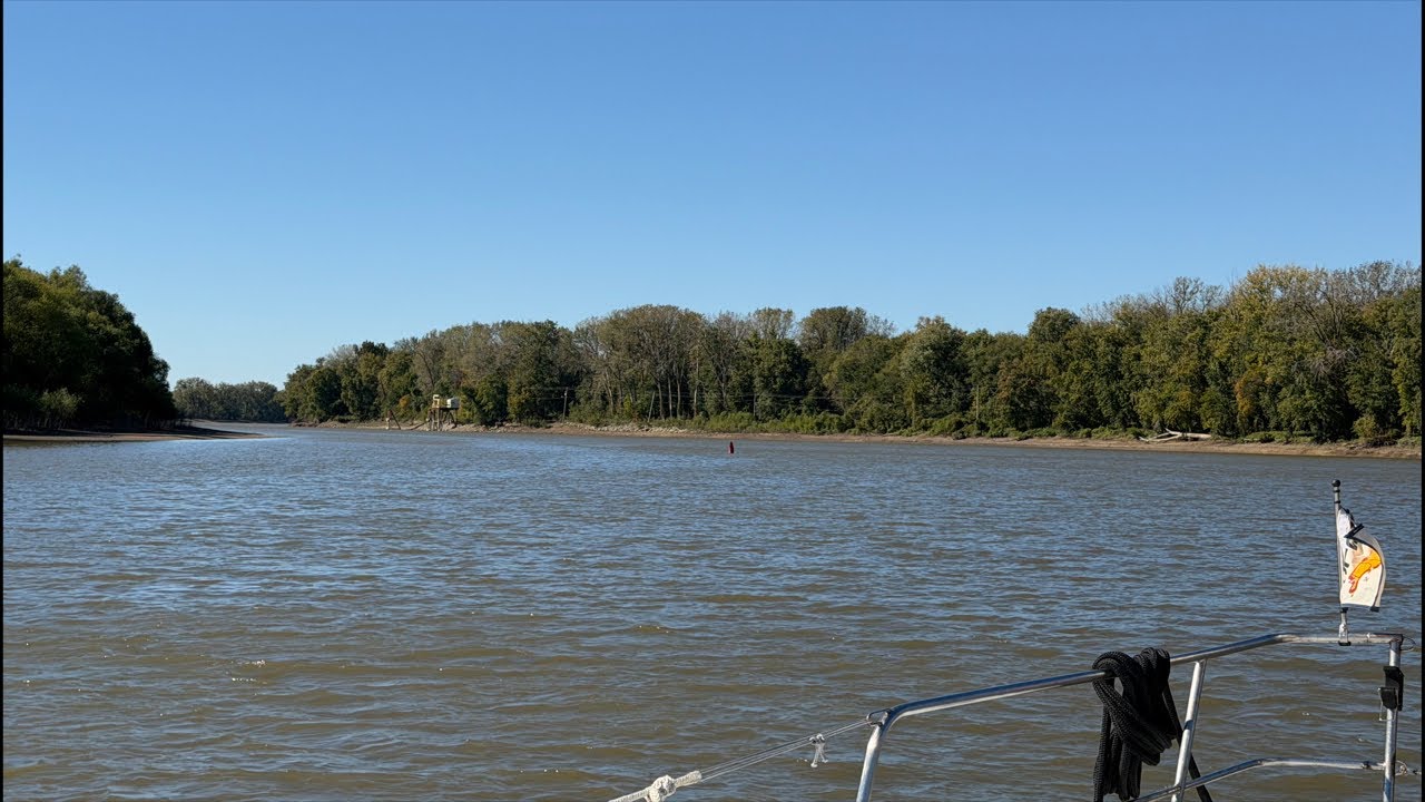 ⁣Cruising the Illinois River