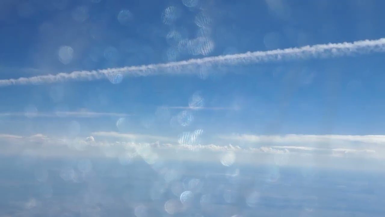 ⁣Some Pilots say they've never seen a Chemtrail