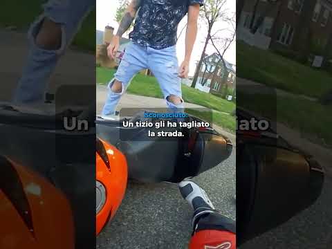 Video Il motociclista ha perso la memoria dopo l’incidente...?