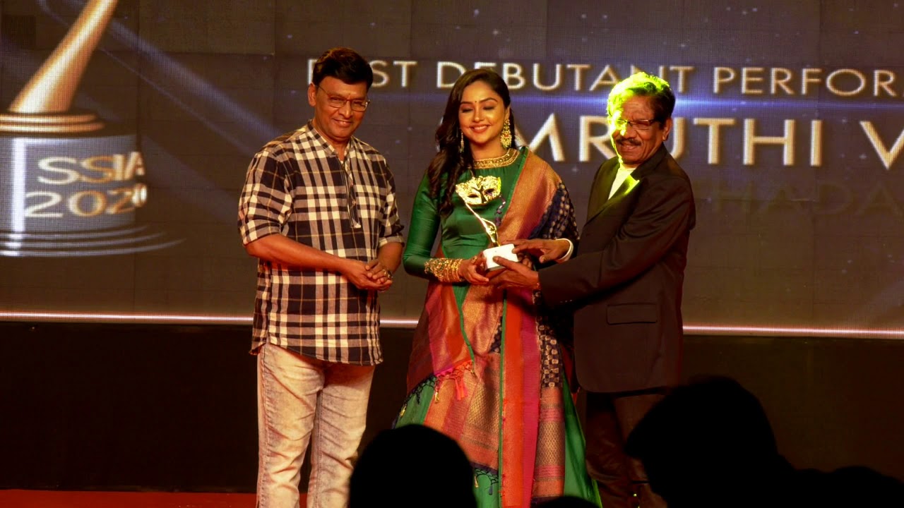 Smruthi awarded at Studio ONe Star Icon Awards