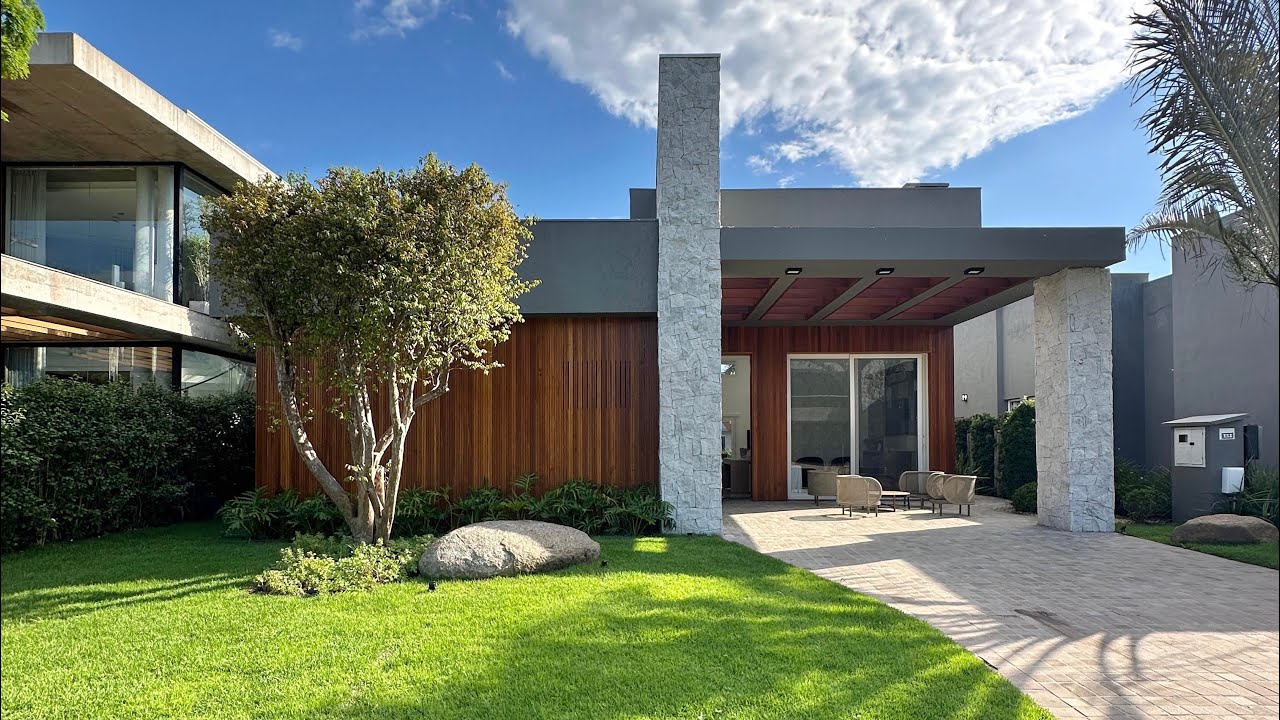 ENSEADA LAGOS | CASA TÉRREA À BEIRA DO LAGO COM 4 SUÍTES EM LOTE DE 450M²