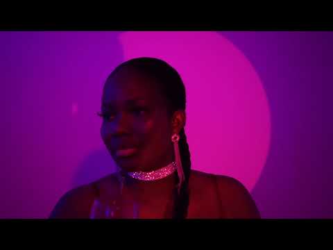 Assista ao videoclipe da música {trackName} de {artistName}