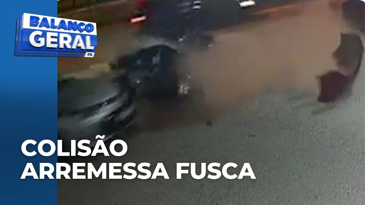 Audi bate em Fusca que é arremessado do outro lado da avenida atingindo carros estacionados