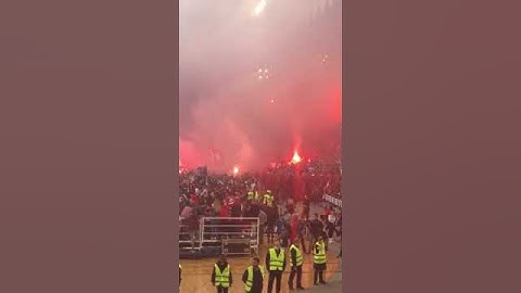 Το ντου όλων των φίλαθλων του ολυμπιακού μέσα στον αγωνιστικό χώρο!!!!!!!