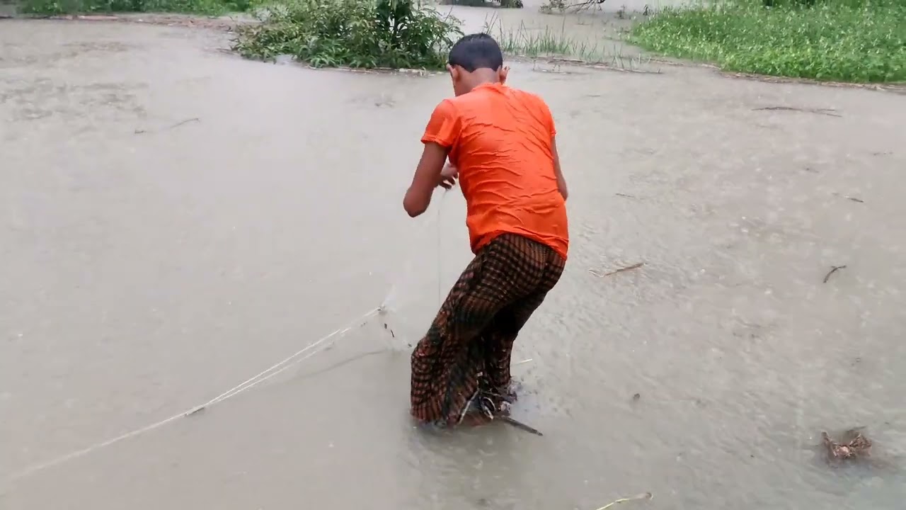Fishing with current nets  in the  rain // the first episode