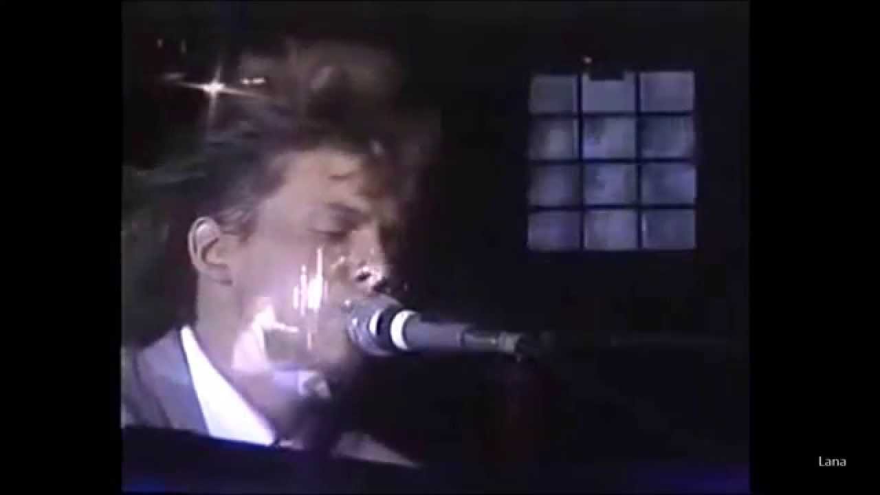 Luis Miguel tocando el piano y cantando impresionante